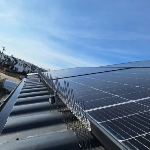 Reálna montáž hrotov pod solárnymi panelmi